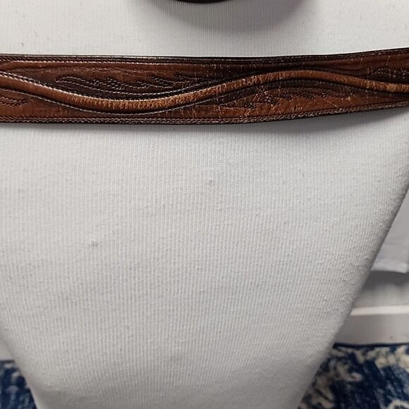 Vtg Leegin Larry Mahen tooled brown leather belt & 1979 Raintree Walleye buckle - Picture 4 of 8